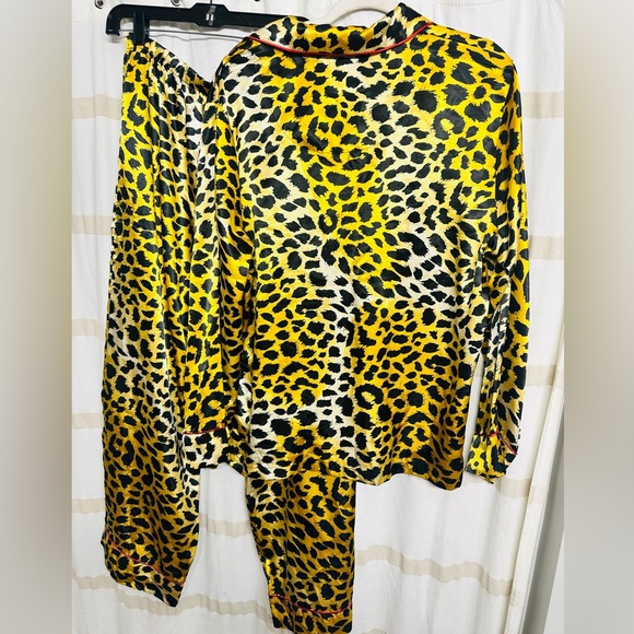 Pajamagram Women XL 2 Pc Pajama Soft Silky Leopard Satin Top/ Bottom. - Picture 6 of 8